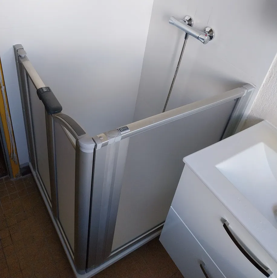 Travaux de mise aux normes PMR dans une salle de bain