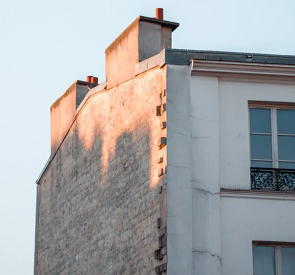 Maison avec une cheminée