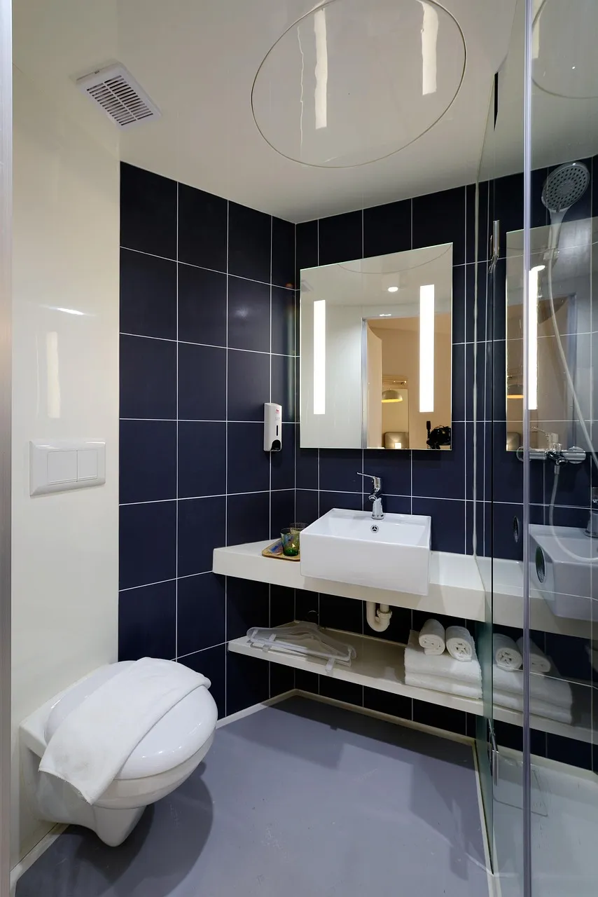 Salle de bain rénovée avec douche à l’italienne
